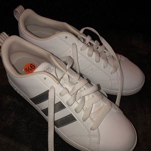 Adidas 9 1/2 woman’s shoe